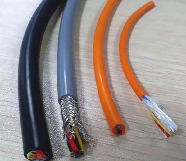 礦物電纜用金屬代替銅護(hù)套包裹芯線(xiàn)和絕緣材料.jpg